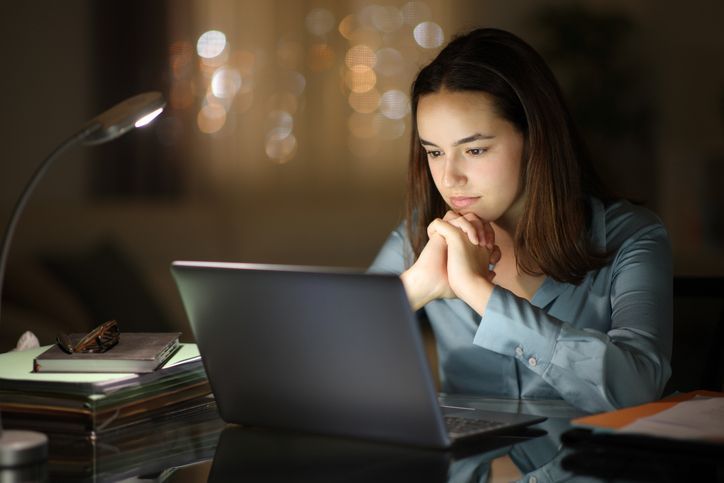 Businesswoman waiting checking laptop in the night