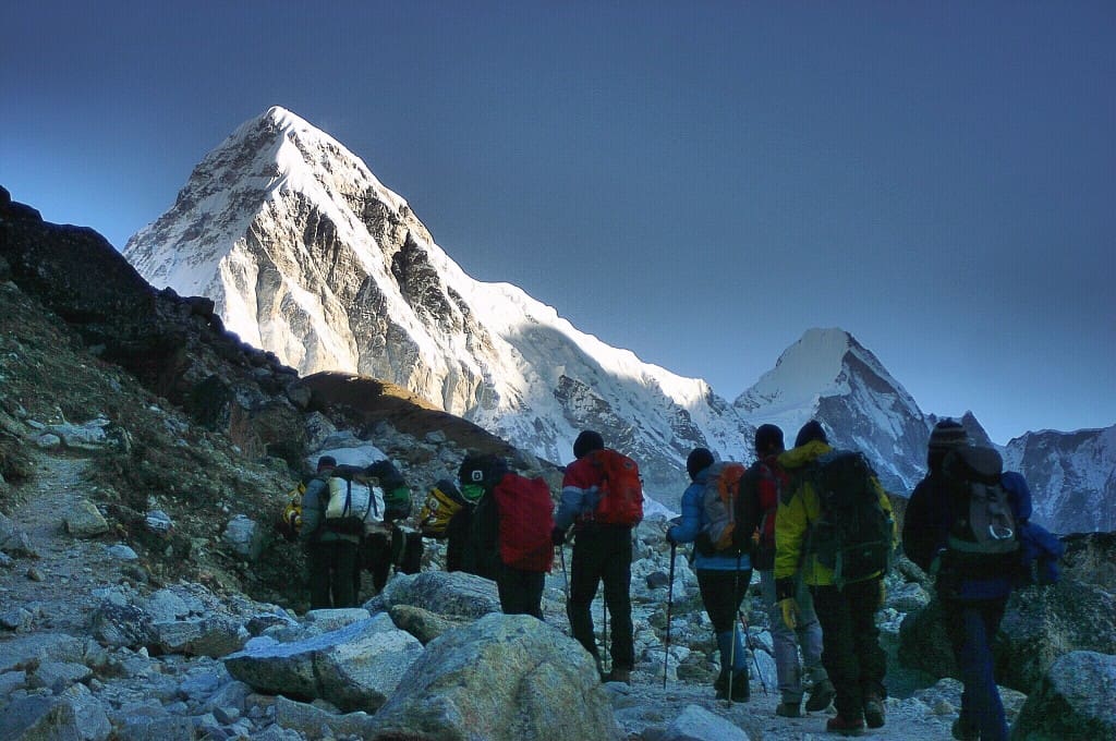 another-shot-of-hiking-at-dawn-via-mount-everest-base-camp-trail-taken-december-2014_t20_g1pAjb