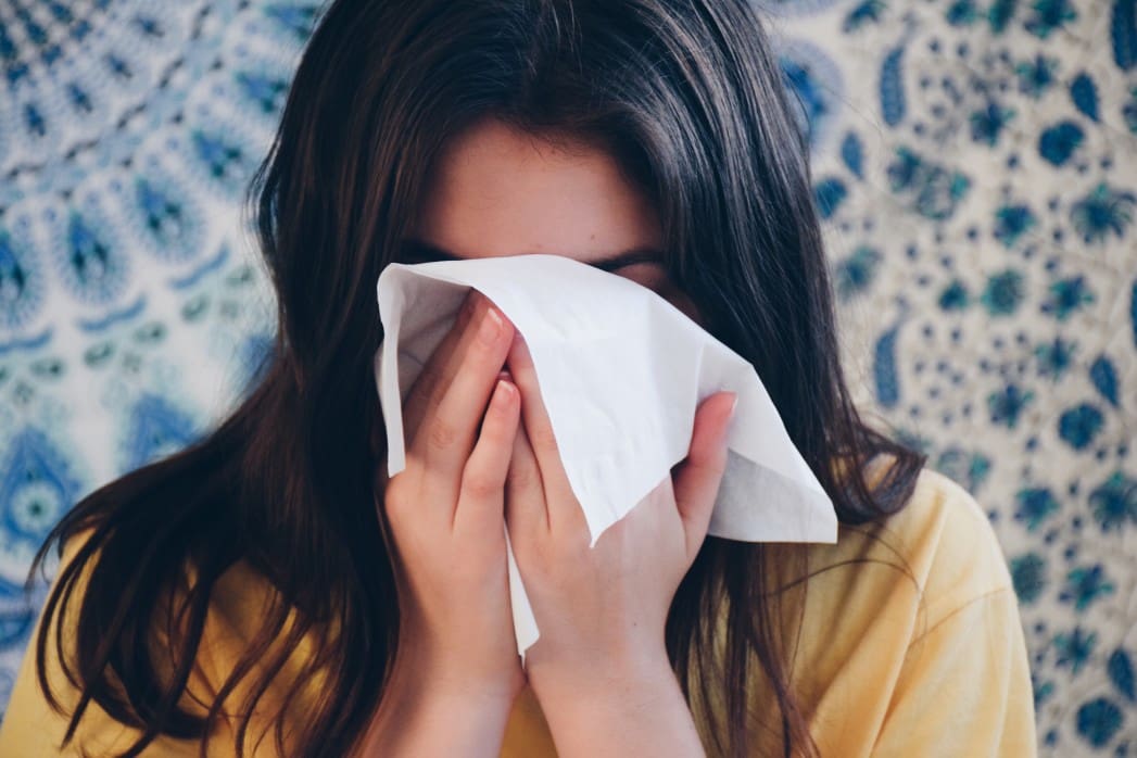 girl-using-facial-tissue-to-blow-her-nose_t20_QQr03b