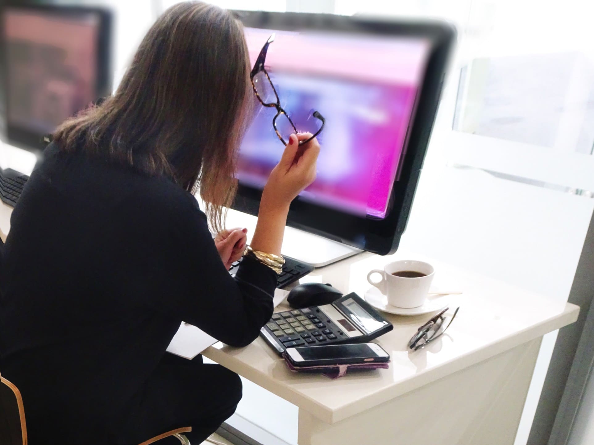 professional-business-woman-working-in-front-of-desktop-computer-on-modern-office-desk-with-coffee_t20_3wPlAB