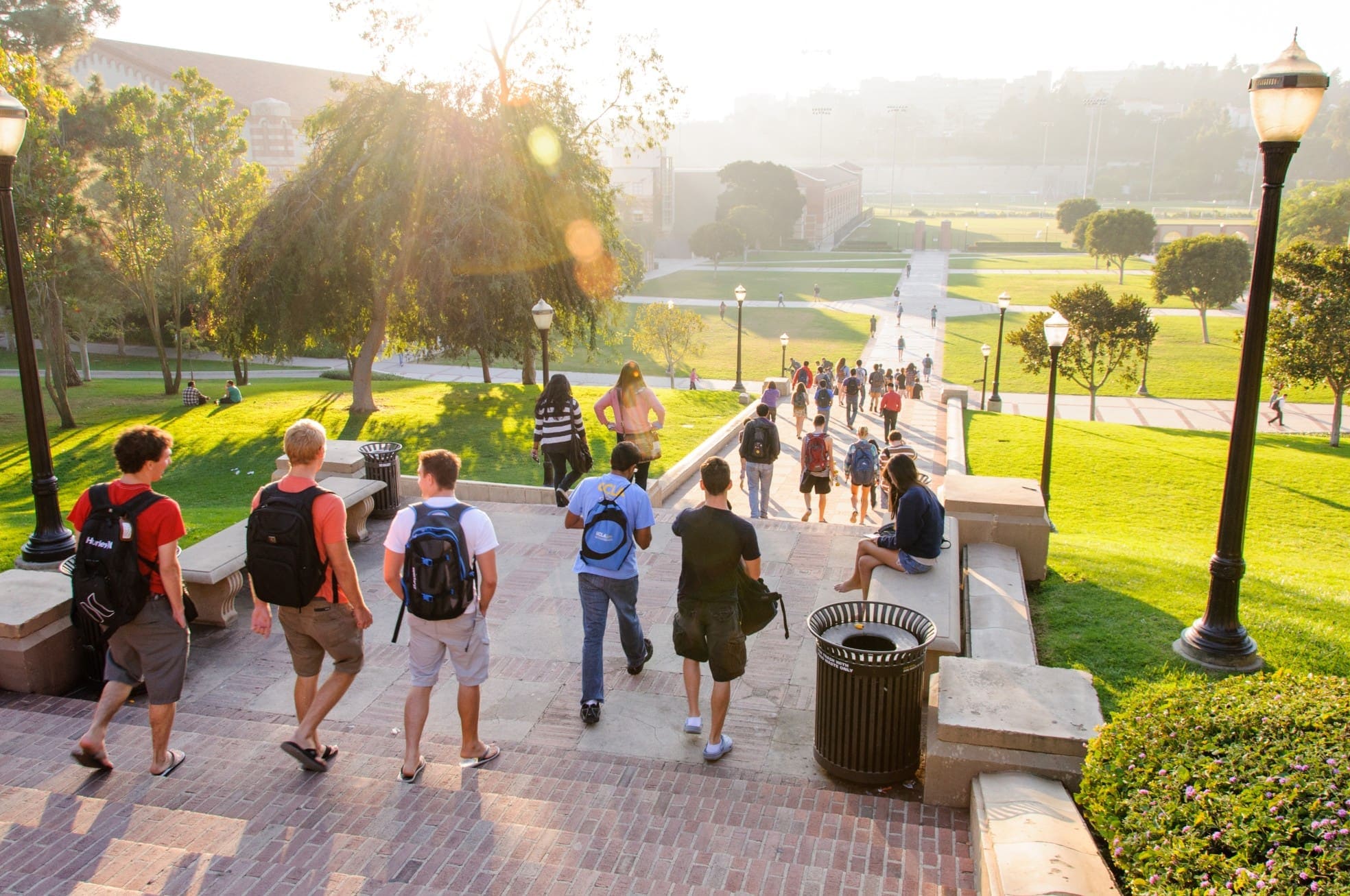 students-walking-home-late-afternoon-at-the-ucla-campus_t20_bAgn9g