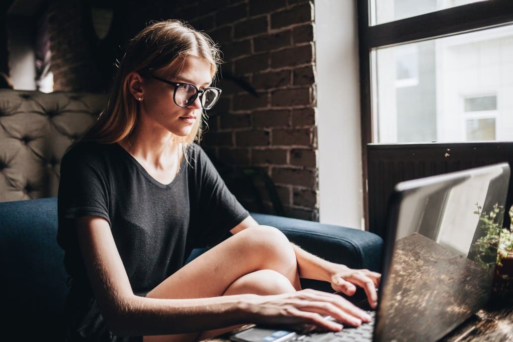 young-woman-using-laptop_t20_OpB8gb